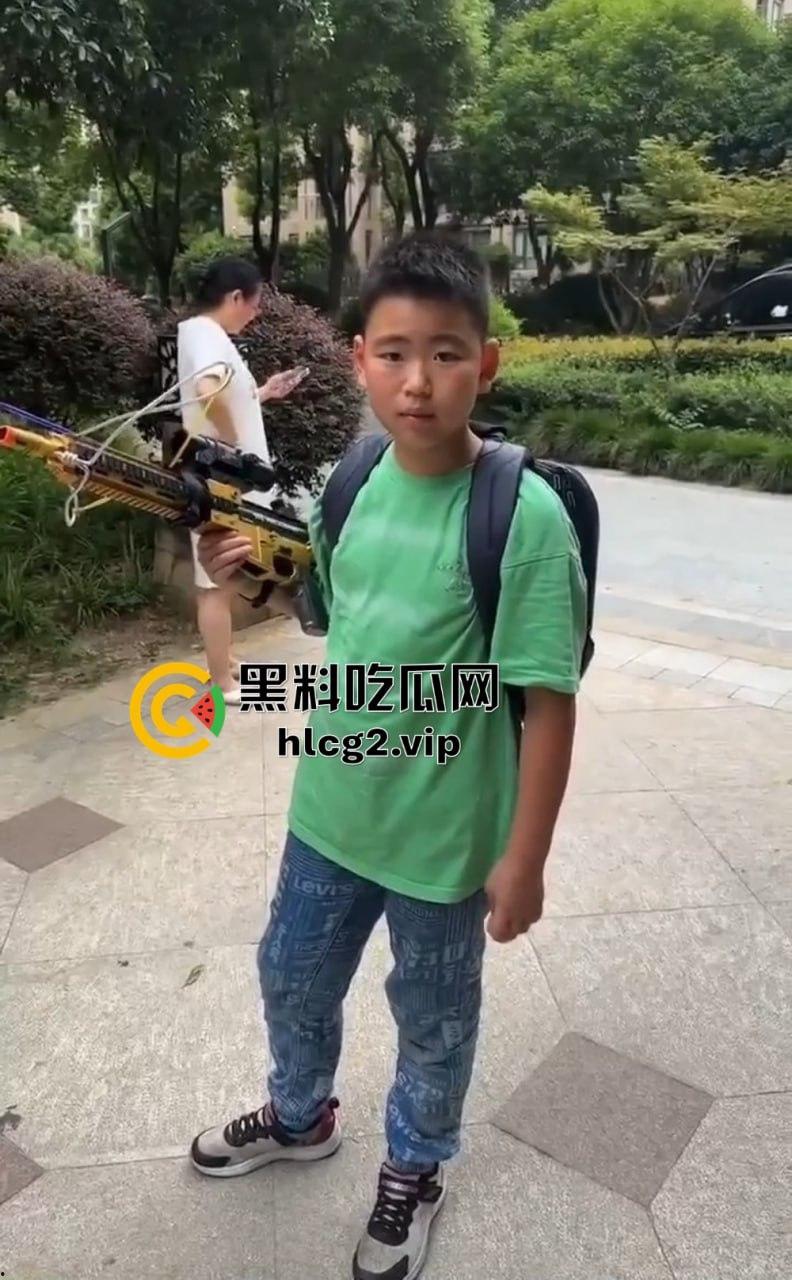 超熊男孩弩箭练杀技!虐猫升级还不够,下一步就是全家屠杀,老妈还在旁边玩消消乐-11