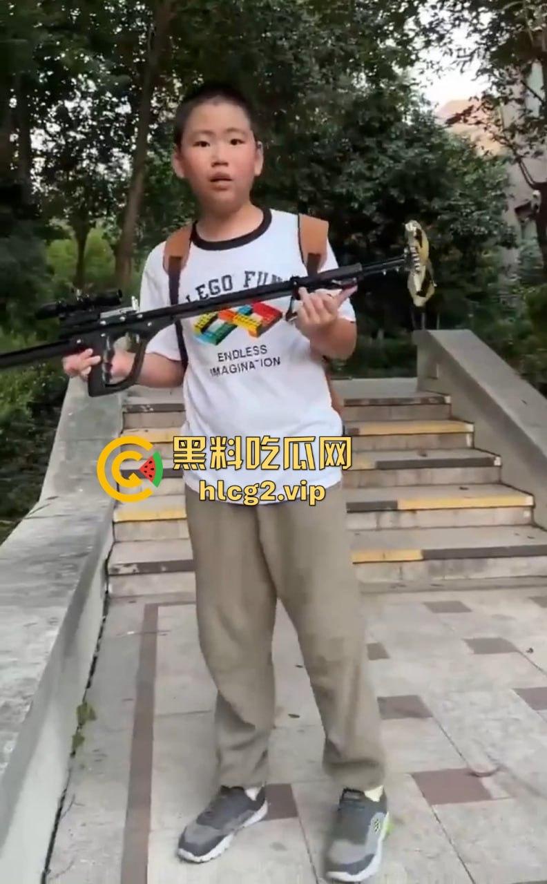 超熊男孩弩箭练杀技!虐猫升级还不够,下一步就是全家屠杀,老妈还在旁边玩消消乐-15