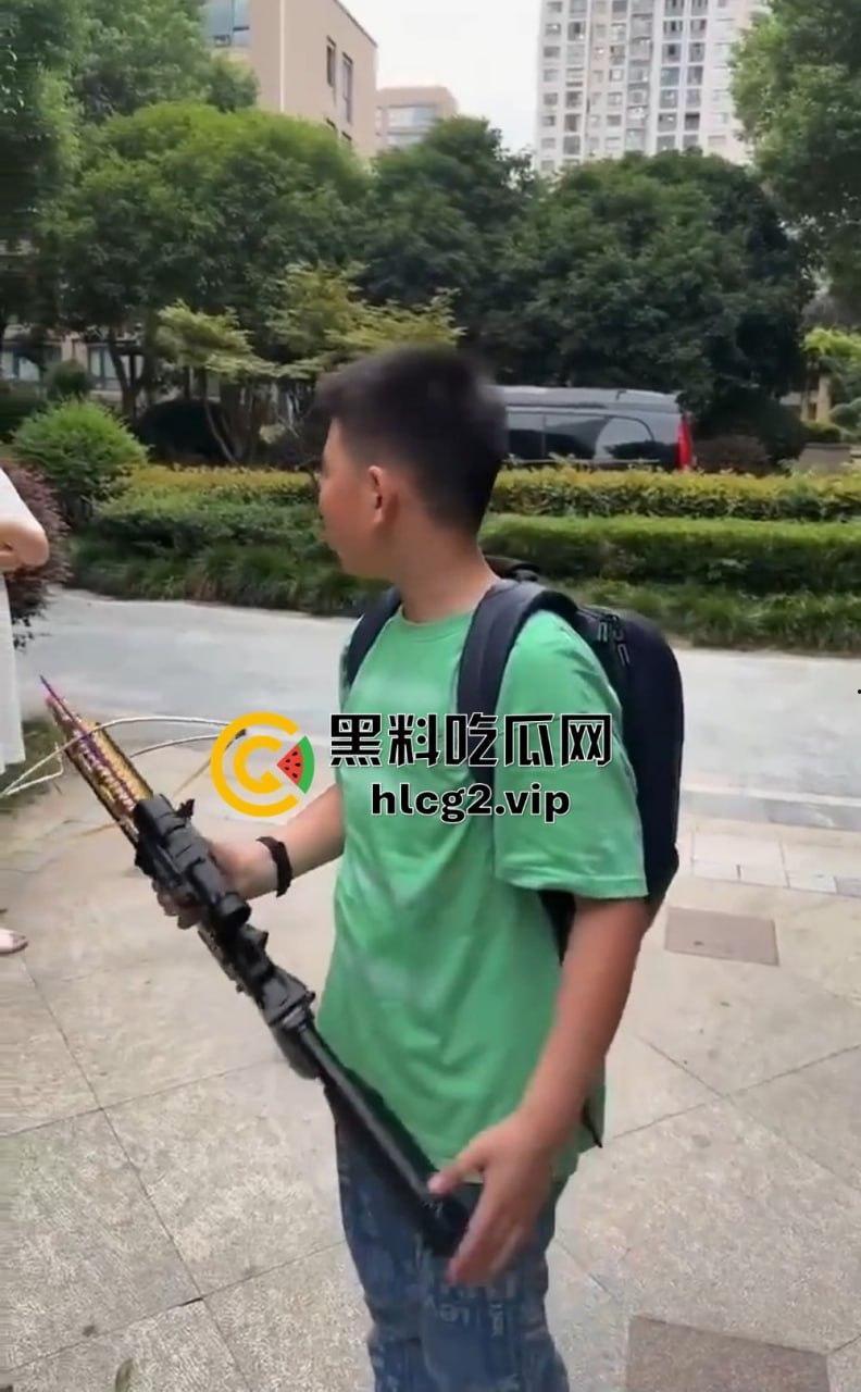 超熊男孩弩箭练杀技!虐猫升级还不够,下一步就是全家屠杀,老妈还在旁边玩消消乐-16