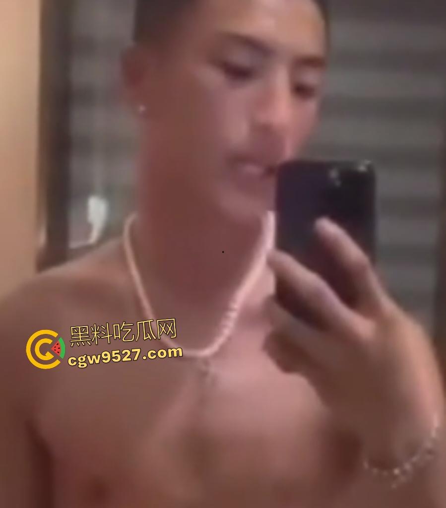 抖音【羞涩的潇】约炮女粉丝，床上干到卫生间，不愧是健身的，这么肥都干得动，拍照炫耀战利品！-5