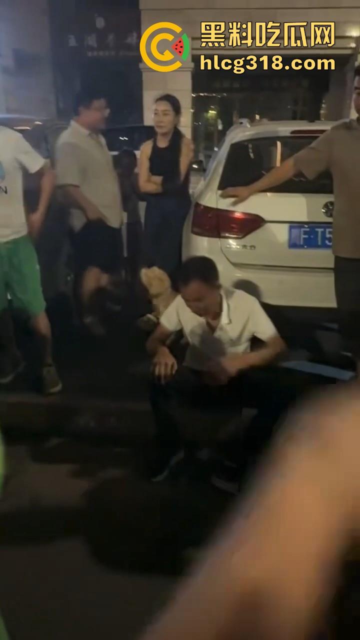 四川中年男子借学术名义哄骗12岁少女开房，被女孩家长逮到后当街暴打，这真的是禽兽不如呀！-8