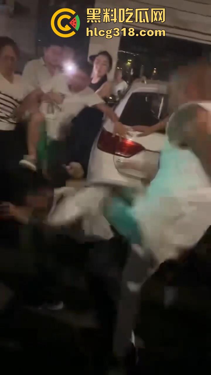 四川中年男子借学术名义哄骗12岁少女开房，被女孩家长逮到后当街暴打，这真的是禽兽不如呀！-9