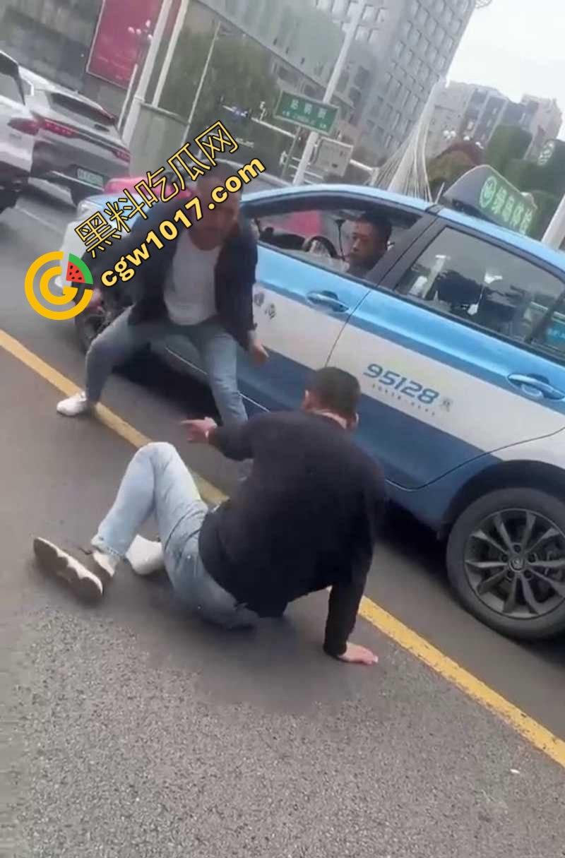 路怒症吵架秒变杀人现场！拔刀猛捅对面司机腹部，鲜血狂喷只能捂着肚子赶紧逃命！-2