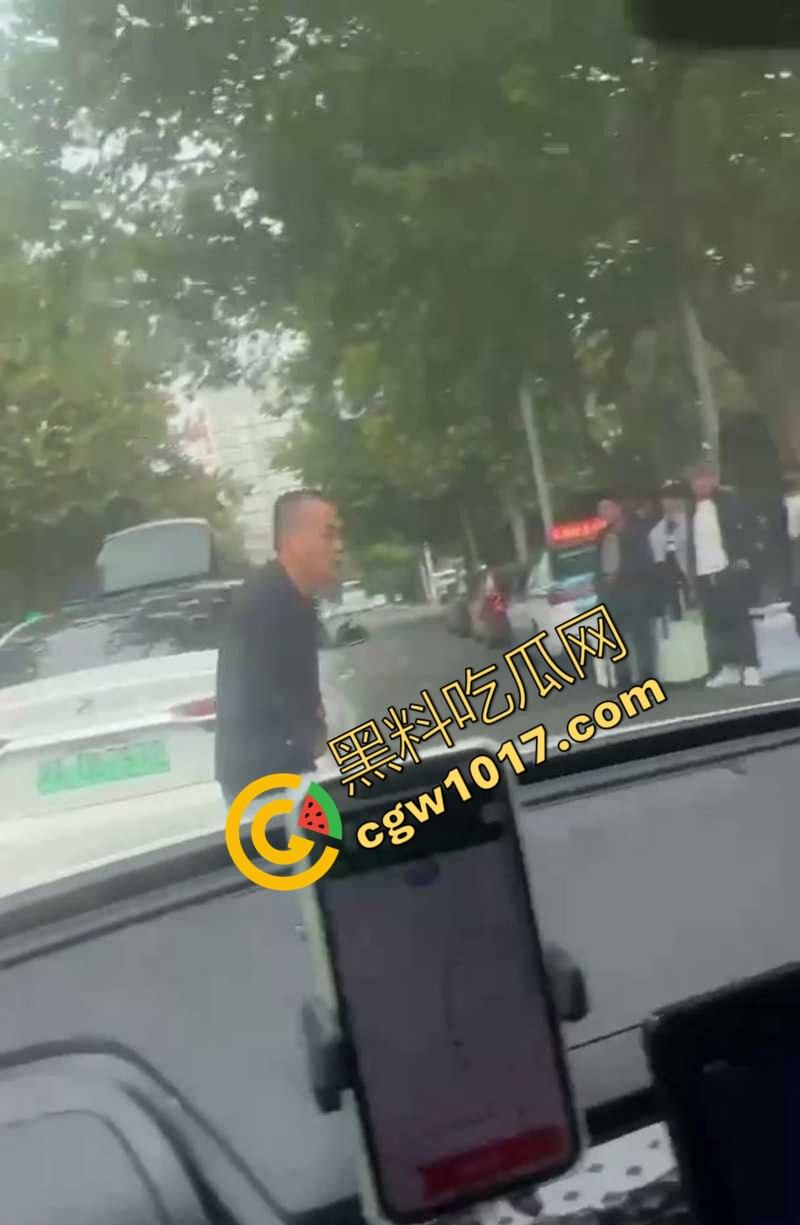 路怒症吵架秒变杀人现场！拔刀猛捅对面司机腹部，鲜血狂喷只能捂着肚子赶紧逃命！-5