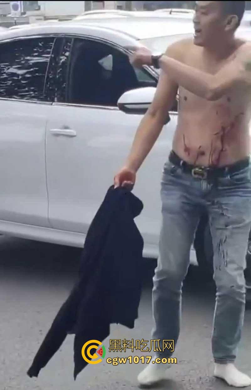 路怒症吵架秒变杀人现场！拔刀猛捅对面司机腹部，鲜血狂喷只能捂着肚子赶紧逃命！-7