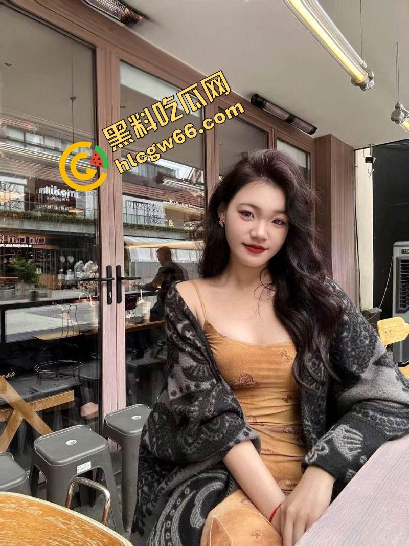 南京情趣店老板娘【王明睿】啪啪视频流出，情趣老板娘边试内衣边撩鸡巴，被后入爆操扇臀抽插爽到浪叫！-2