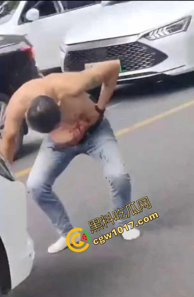 路怒症吵架秒变杀人现场！拔刀猛捅对面司机腹部，鲜血狂喷只能捂着肚子赶紧逃命！-9