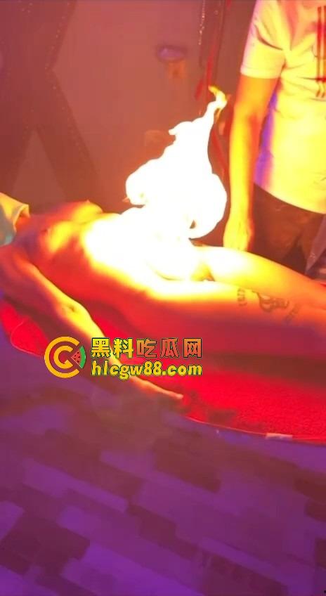 白虎不是天生的？欧美洋马野火烧燎原塑造神逼，人工白虎工艺让人想起了印度三哥火烧理发！-12