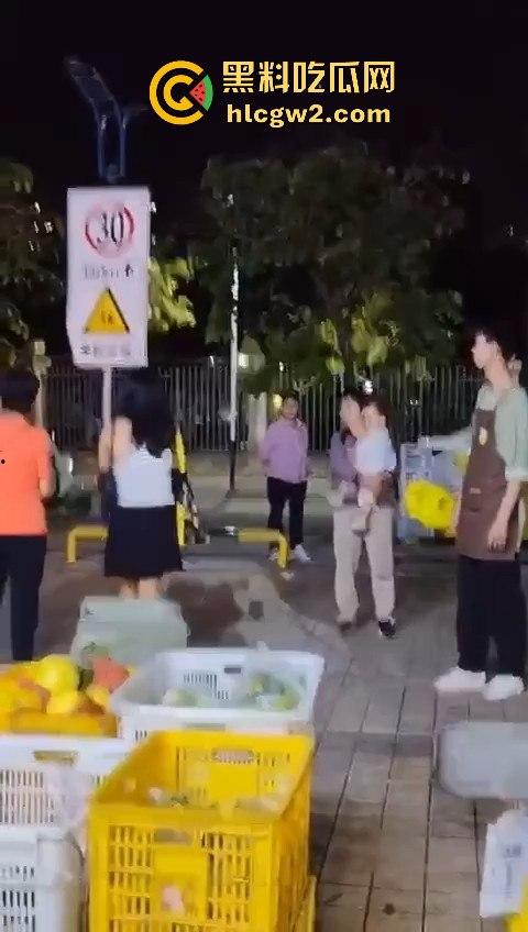 提子不新鲜还是顾客太酸？南沙美女门店撒野，扔提子打店员，抓到警局还咬人！-5