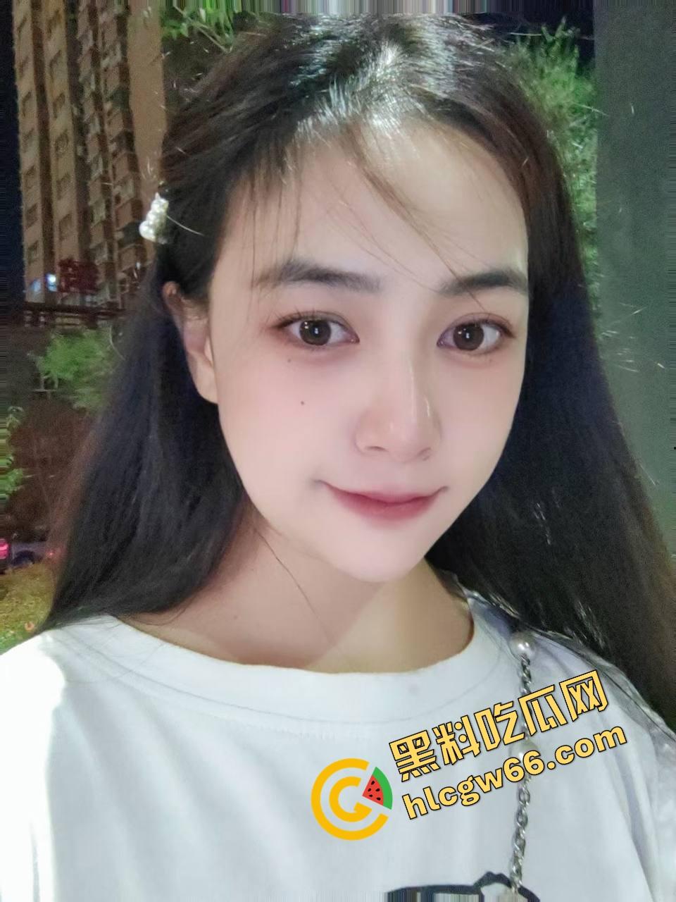 重庆财大新疆母狗『夏兹热丽』第一次刚破处就被拍下口吞脸射,鲍图奶照全网流出,干完还舔精自拍!-1