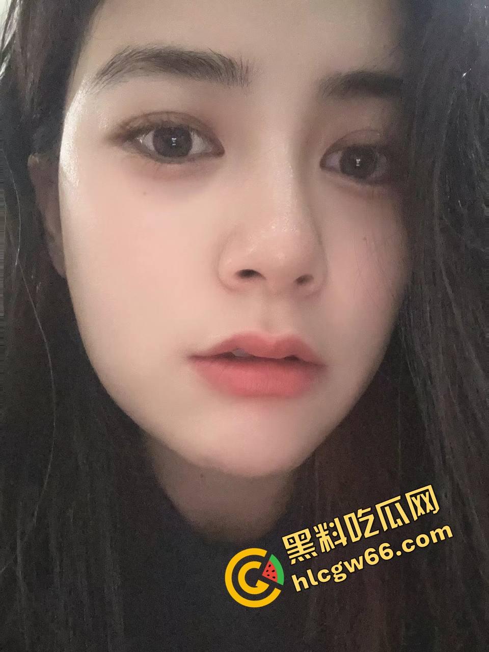 重庆财大新疆母狗『夏兹热丽』第一次刚破处就被拍下口吞脸射,鲍图奶照全网流出,干完还舔精自拍!-2