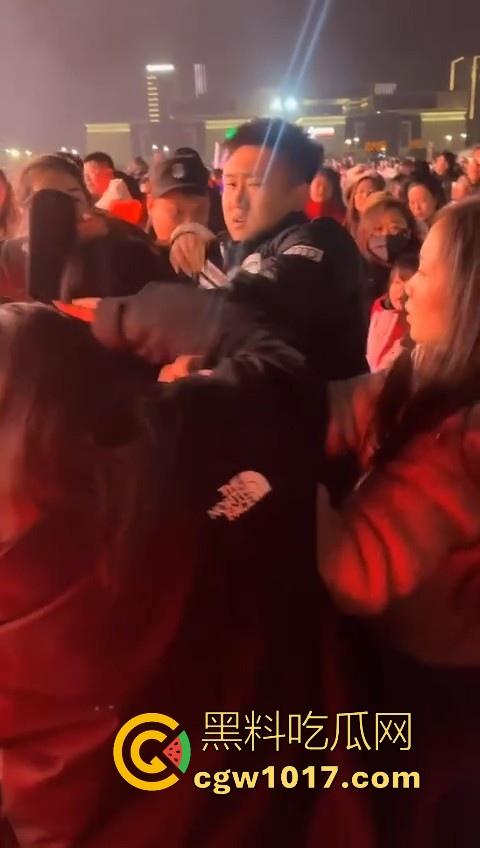 张韶涵演唱会粉丝大战，男粉大战小红书小仙女，疑似位置被抢而大打出手，偶像台上唱的火热，台下也打得火热！-6