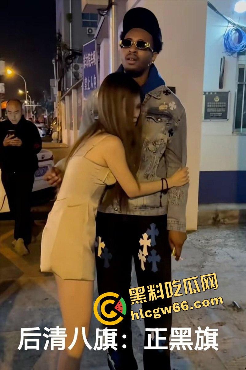 三里屯白皮骚集美和黑人约会翻车，被男同胞调侃起冲突，巴西牛排自己送逼上门，等着大鸡巴爆操！-7