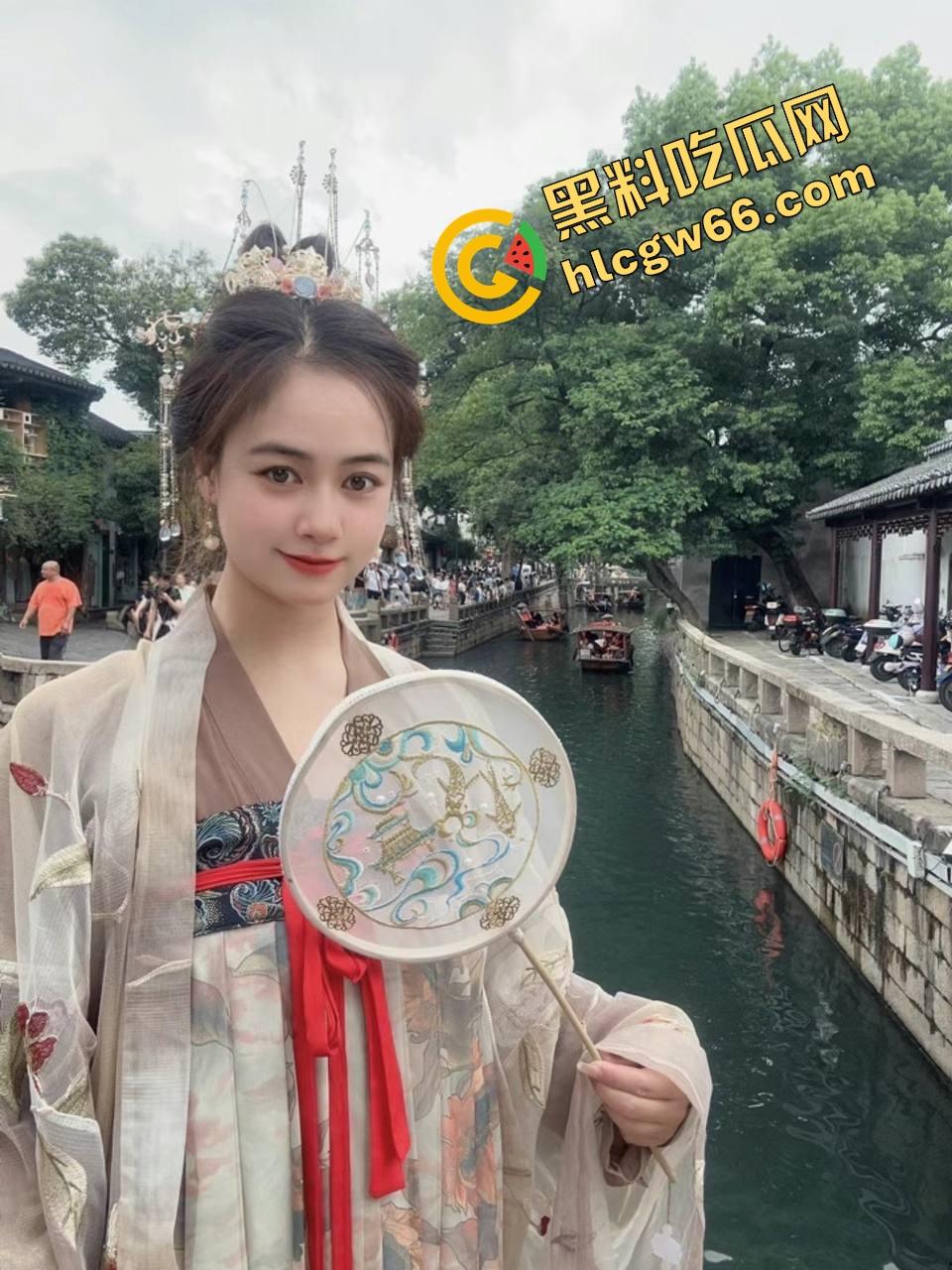 重庆财大新疆母狗『夏兹热丽』第一次刚破处就被拍下口吞脸射,鲍图奶照全网流出,干完还舔精自拍!-7