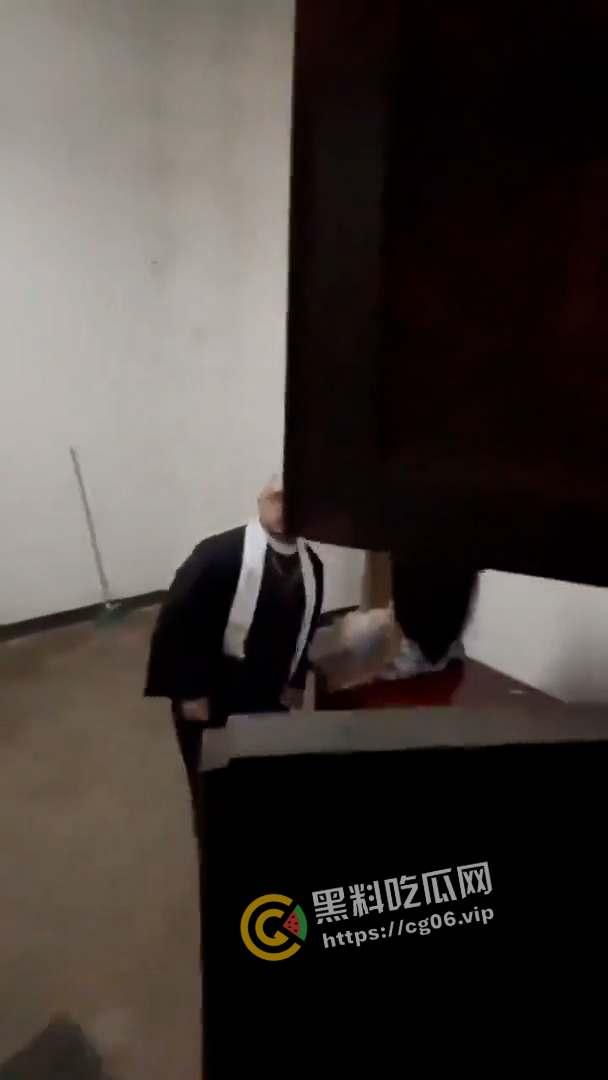 神父不得不说的秘密！神父叫鸡 还使劲闻鸡的内裤和袜子 拉进忏悔室里猛干 被偷拍流出-6