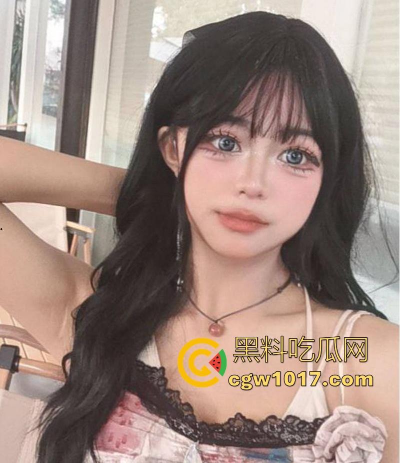 广西职业学院大一学妹【刘语莹】情窦初开性饥渴到发疯，平时就发自慰视频勾引，露脸掰开腿狂抠嫩穴，被无情曝光！-3