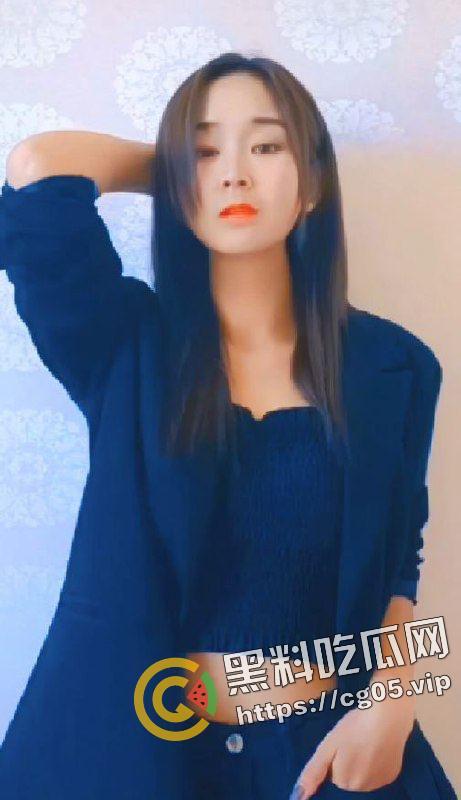 偷拍亲嫂子上厕所！南昌小伙背着亲哥约美女嫂子出去玩 还偷拍嫂子上厕所 第一次见视频比照片还好看的-2