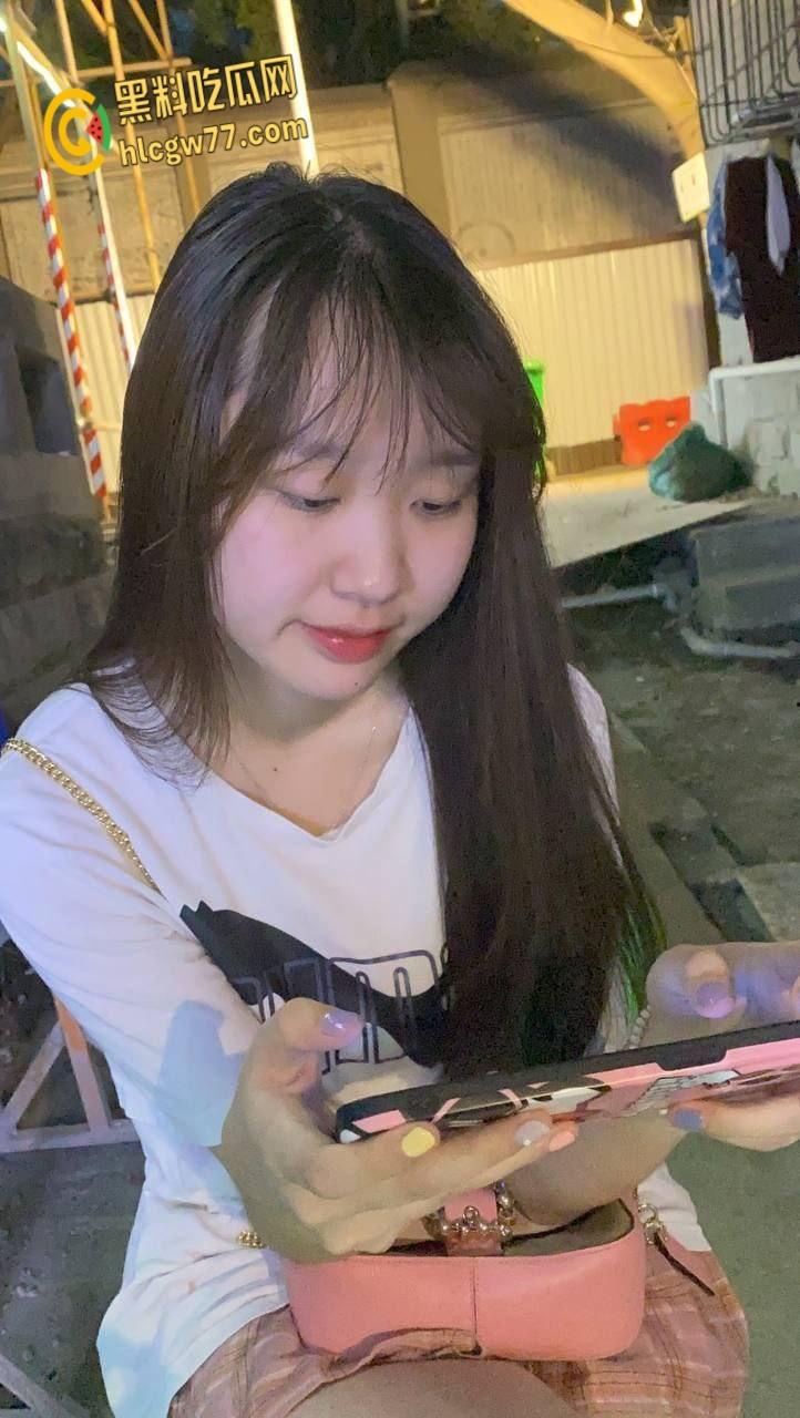 酒吧甜言约微胖小母狗，情趣女仆装下粉嫩骚穴，被猛干到浪叫爸爸不要 !-1