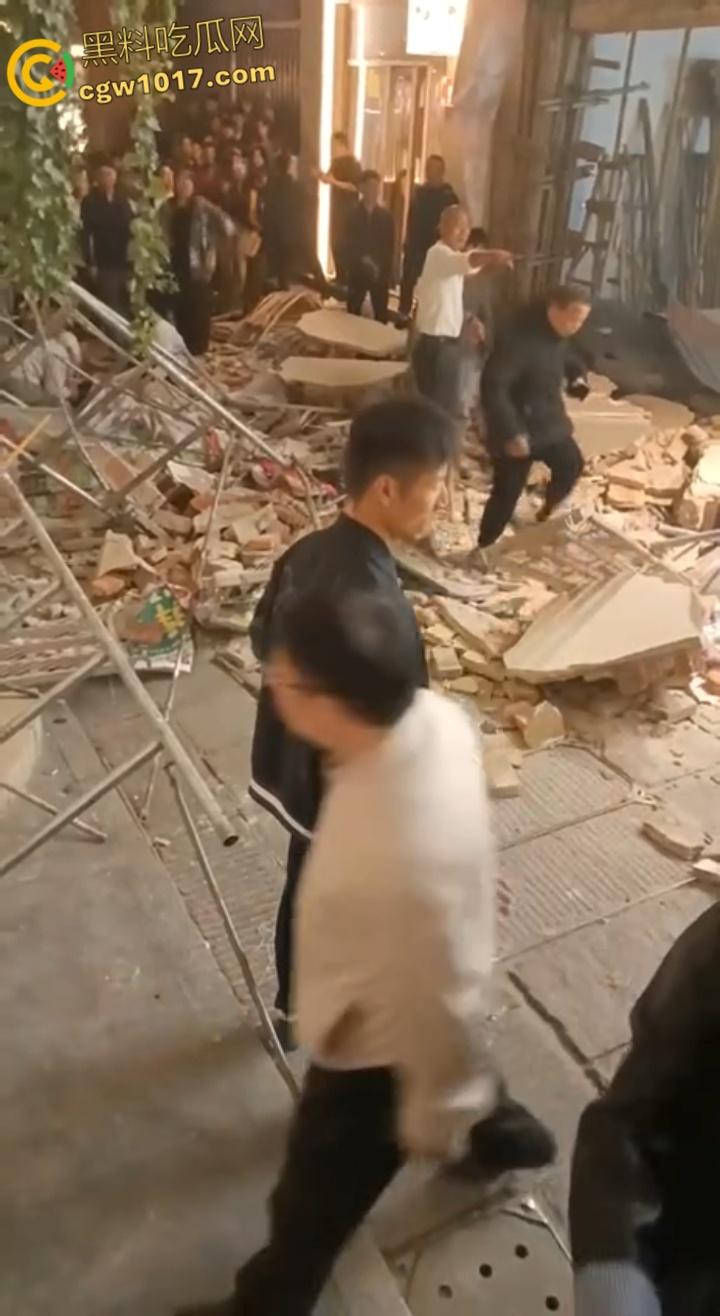 长沙潮宗街一家店面白天热火朝天装修，晚上却突然墙体崩塌，巨石压倒路过行人，路人纷纷挖土救人！-1