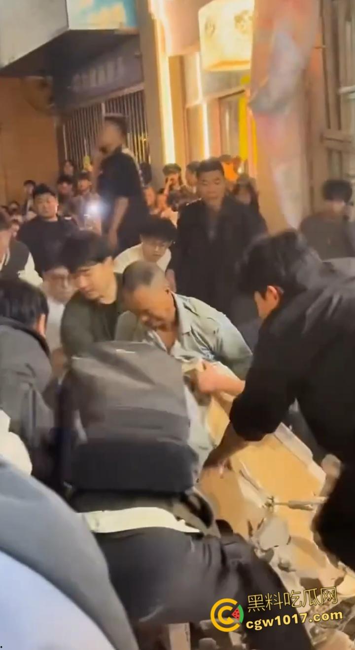 长沙潮宗街一家店面白天热火朝天装修，晚上却突然墙体崩塌，巨石压倒路过行人，路人纷纷挖土救人！-2