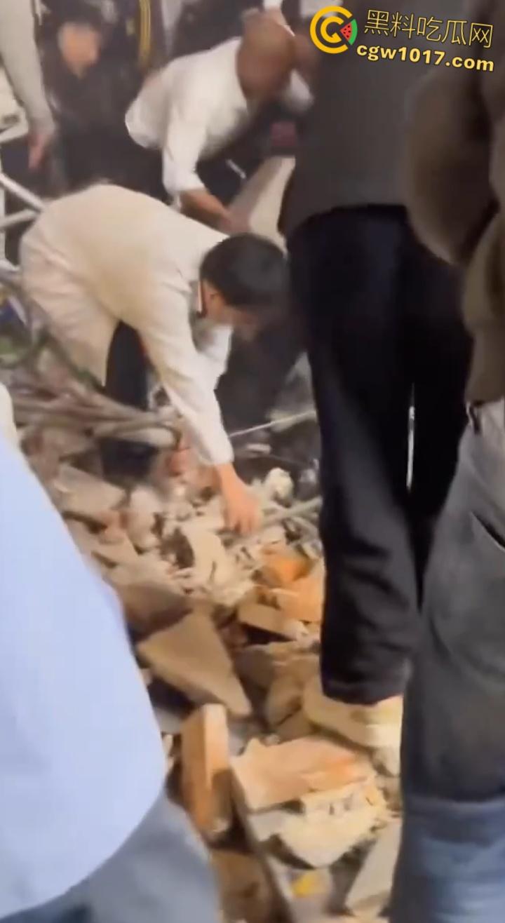 长沙潮宗街一家店面白天热火朝天装修，晚上却突然墙体崩塌，巨石压倒路过行人，路人纷纷挖土救人！-4