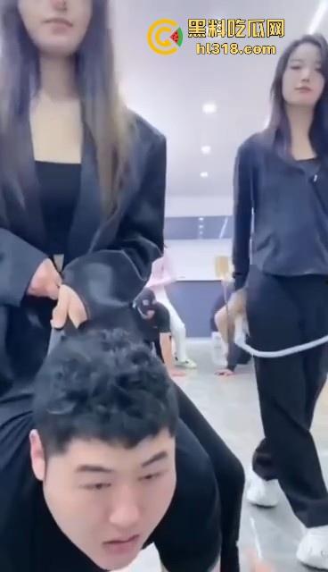 汪汪汪！集美们直播遛狗，套狗链骑狗赛跑，1米8大哥像小狗一样乖，这男奴怪听话的，还是集美们会玩！-6