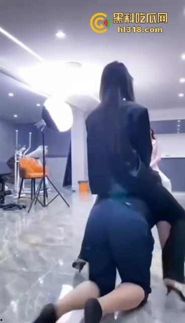 汪汪汪！集美们直播遛狗，套狗链骑狗赛跑，1米8大哥像小狗一样乖，这男奴怪听话的，还是集美们会玩！-8