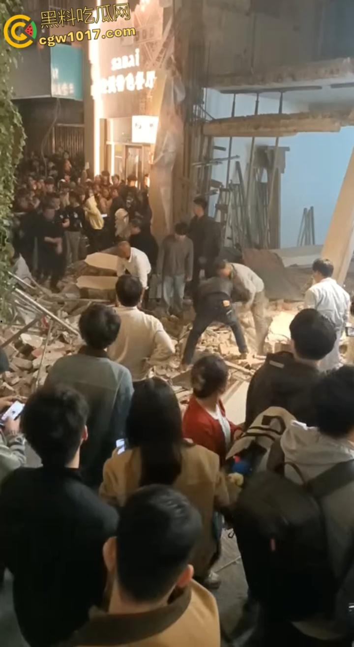 长沙潮宗街一家店面白天热火朝天装修，晚上却突然墙体崩塌，巨石压倒路过行人，路人纷纷挖土救人！-6