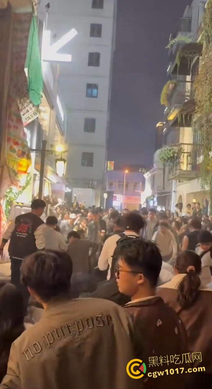 长沙潮宗街一家店面白天热火朝天装修，晚上却突然墙体崩塌，巨石压倒路过行人，路人纷纷挖土救人！-7