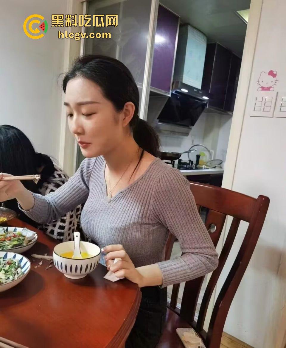 烟台大学生『王亚楠』与男友露脸性爱视频流出！男友骑身上猛进猛出把鸡巴往嘴里捣！速度快到让人看懵！-3