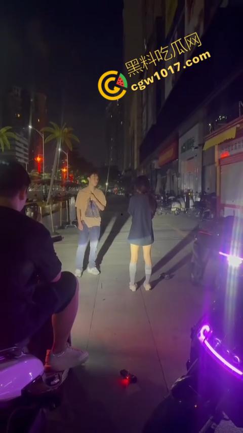 精神小伙街头怒打精神小妹被反杀，刀妹一刀穿心，鲜血喷溅三尺，现实惨剧震撼人心！-3