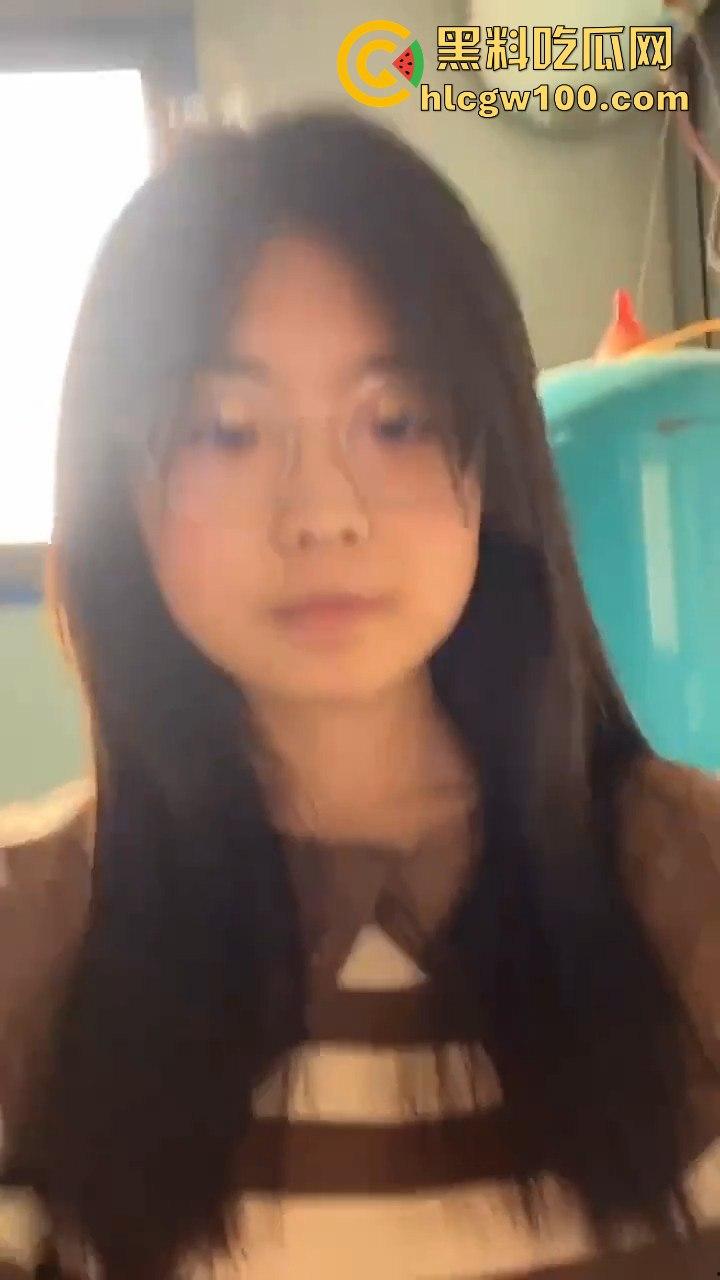 安徽实验中学高三学生【谢瑶瑶】自慰视频曝光，清纯母狗调教自拍 双玩具齐下堪称顶级母狗画面炸裂全网！！-3