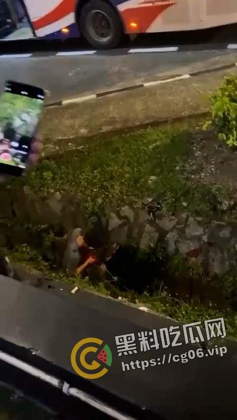 马来西亚第一狠人!割喉完把自己肚子刨开拿肠子出来看 现场血腥画面流出 慎入-1