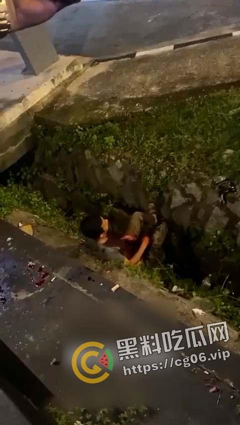 马来西亚第一狠人!割喉完把自己肚子刨开拿肠子出来看 现场血腥画面流出 慎入-2