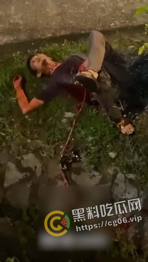 马来西亚第一狠人!割喉完把自己肚子刨开拿肠子出来看 现场血腥画面流出 慎入-5