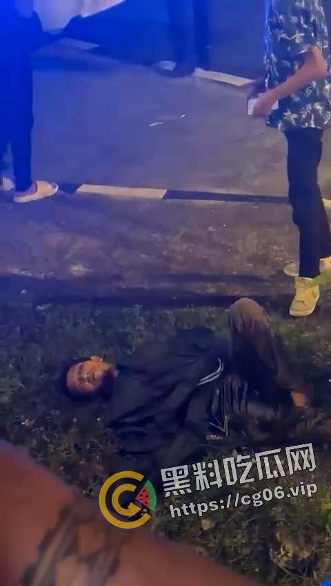 马来西亚第一狠人!割喉完把自己肚子刨开拿肠子出来看 现场血腥画面流出 慎入-7