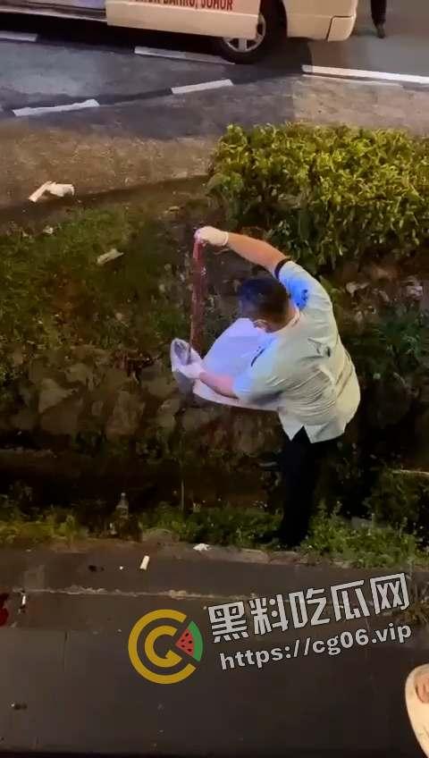 马来西亚第一狠人!割喉完把自己肚子刨开拿肠子出来看 现场血腥画面流出 慎入-8