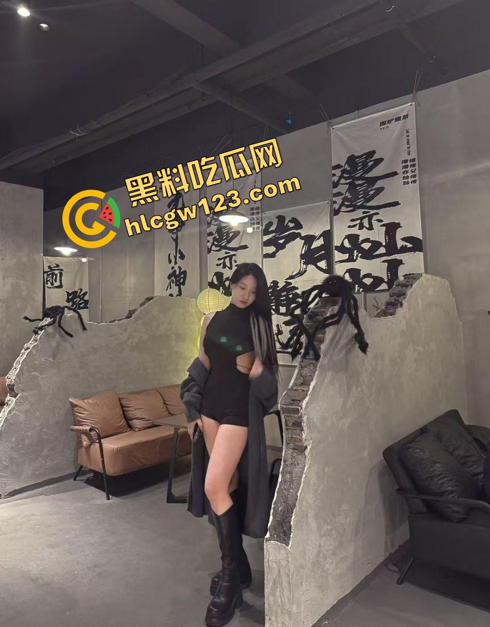 KTV开个包厢就送骚逼气氛组，七八个骚妹不穿内裤露着逼给你伴舞，你唱歌她们跳艳舞！-1