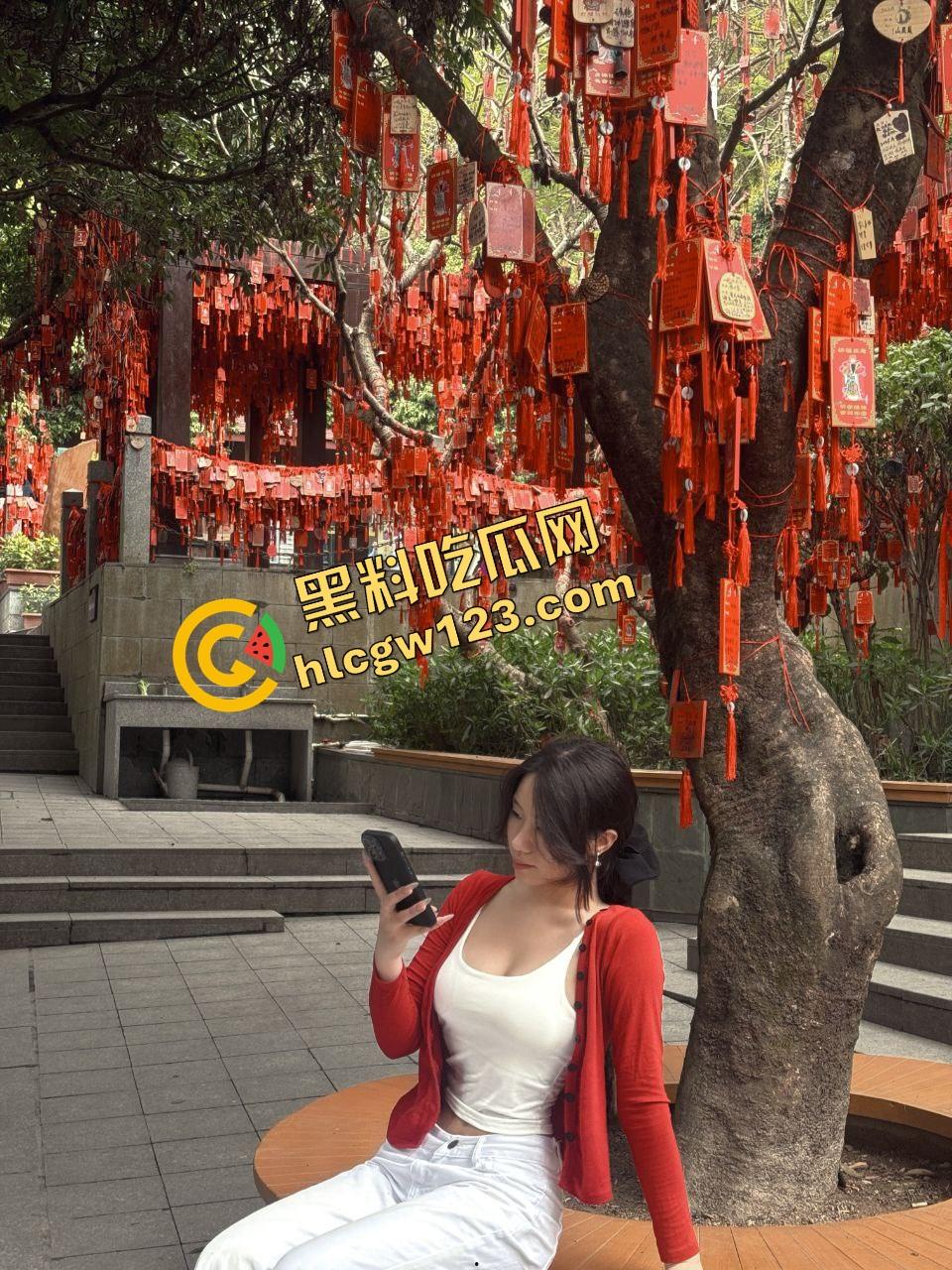 KTV开个包厢就送骚逼气氛组，七八个骚妹不穿内裤露着逼给你伴舞，你唱歌她们跳艳舞！-3