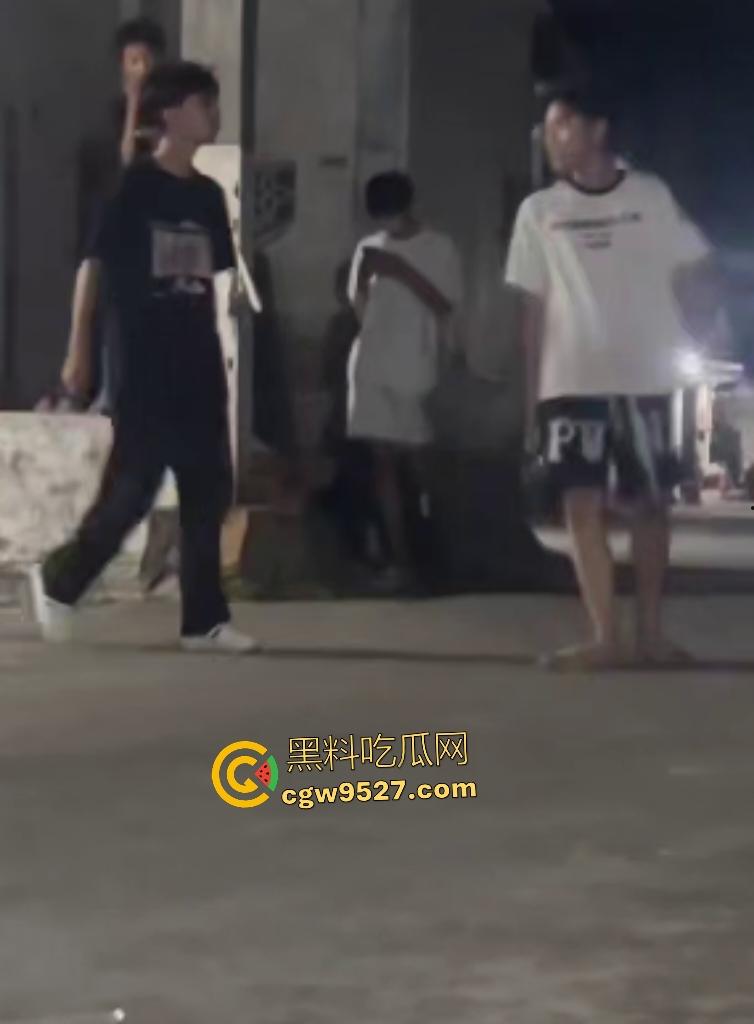 广西百色村里初中生血腥斗殴!白衣男孩一拳打太阳穴,黑衣直接喷血抽搐丧命,还打架吗?摊上大事了!-1