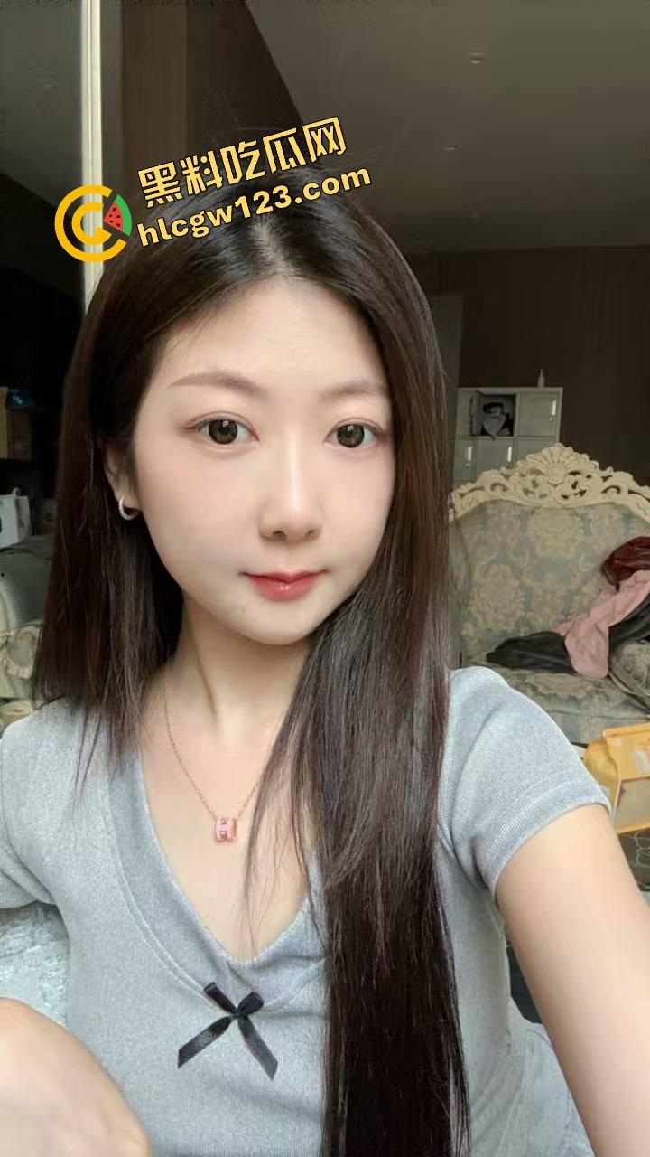 KTV开个包厢就送骚逼气氛组，七八个骚妹不穿内裤露着逼给你伴舞，你唱歌她们跳艳舞！-7