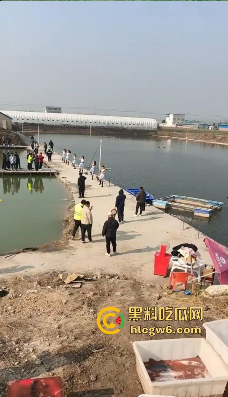 钓场内卷新高度 寒冬钓鱼佬穿羽绒服忍冻守鱼 光腿妹子在池边短裙跳舞性感加持，鱼没上钩人先成翘嘴！-5