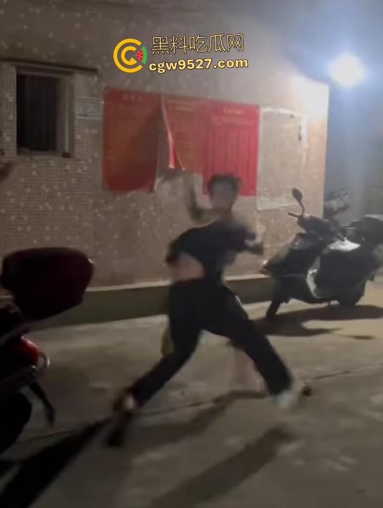 广西百色村里初中生血腥斗殴!白衣男孩一拳打太阳穴,黑衣直接喷血抽搐丧命,还打架吗?摊上大事了!-5