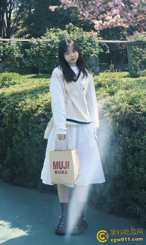 常州大学清纯学妹【王妍妍】,白嫩美乳宿舍裸聊,情趣制服对镜口交,无套骑乘猛猛爆操,被干到求饶!-1