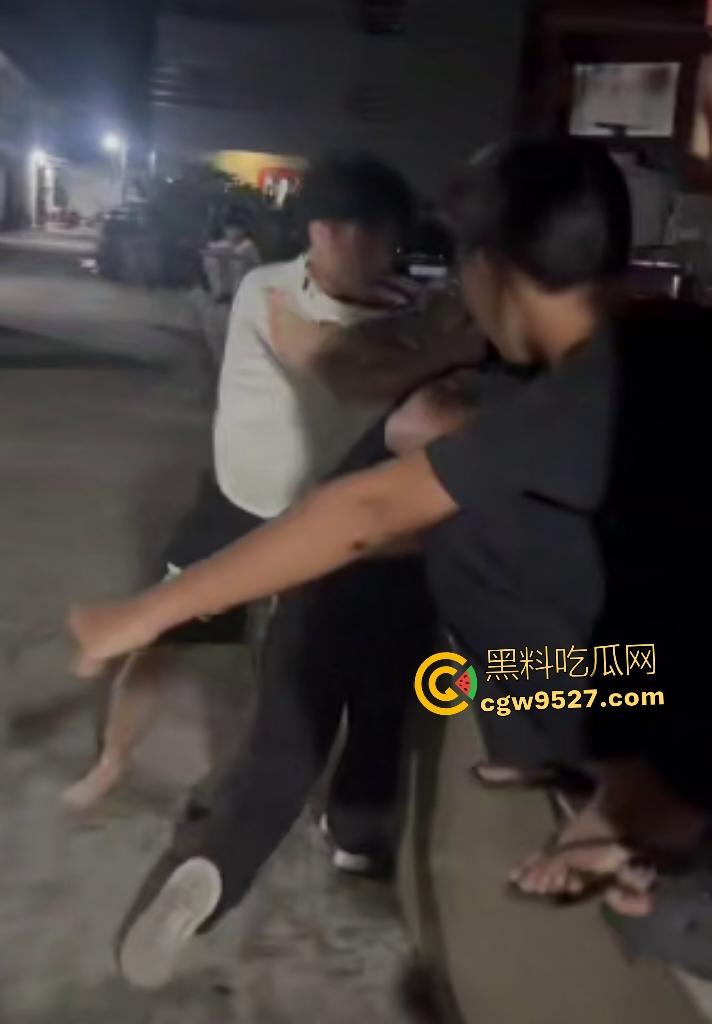 广西百色村里初中生血腥斗殴!白衣男孩一拳打太阳穴,黑衣直接喷血抽搐丧命,还打架吗?摊上大事了!-6