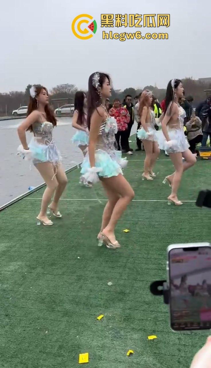 钓场内卷新高度 寒冬钓鱼佬穿羽绒服忍冻守鱼 光腿妹子在池边短裙跳舞性感加持，鱼没上钩人先成翘嘴！-8