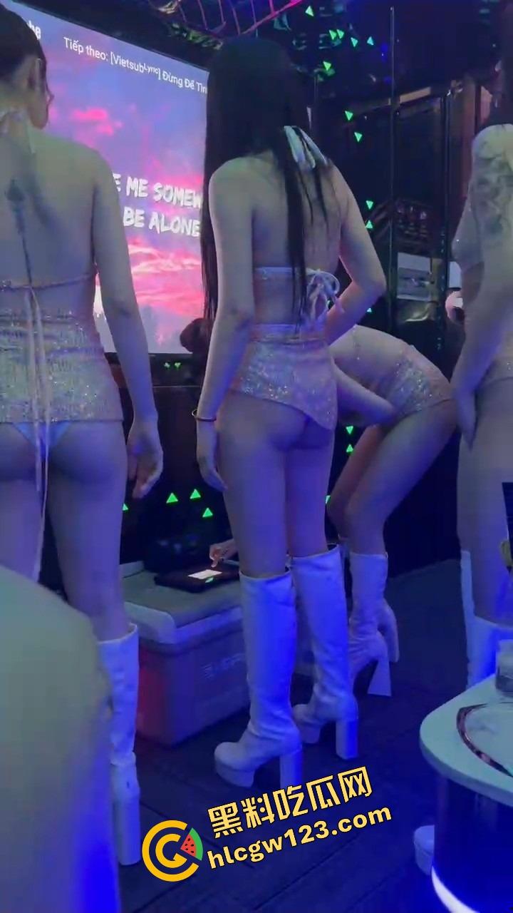 KTV开个包厢就送骚逼气氛组，七八个骚妹不穿内裤露着逼给你伴舞，你唱歌她们跳艳舞！-13