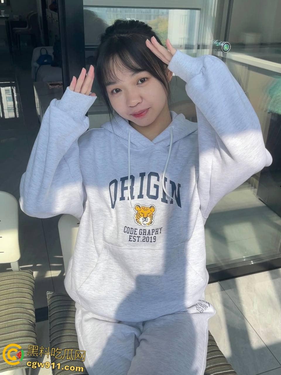 常州大学清纯学妹【王妍妍】,白嫩美乳宿舍裸聊,情趣制服对镜口交,无套骑乘猛猛爆操,被干到求饶!-3