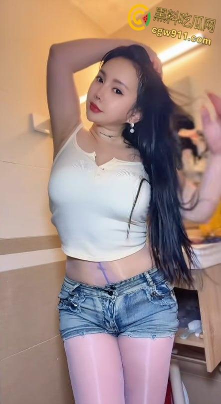 抖音巨乳网红【肉咪】，榜一金主定制视频，人妻感少妇劲爆骚舞，爆乳抠逼自慰反差至极 !-5