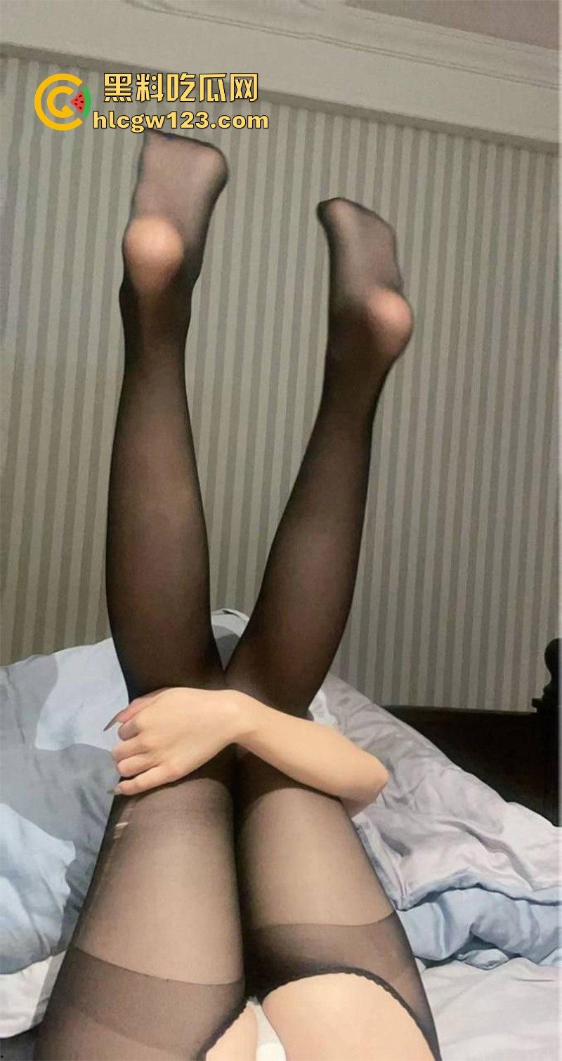 富二代真实约炮02年女大 怼脸拍摄极品嫩妹口交舔屌 无套抽插紧致一线天美穴 内射画面爽到爆！-7